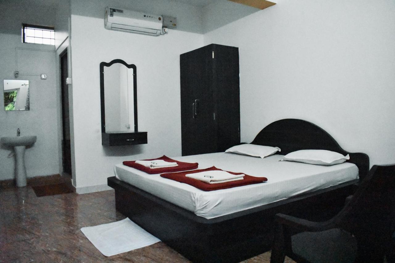 Hotel Gananjaya Гокарна Экстерьер фото